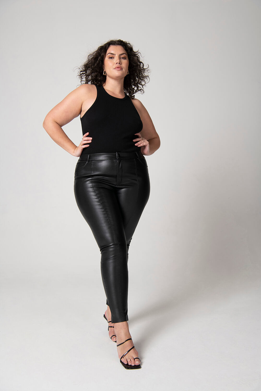 Pantalon en similicuir grande taille Noir - Main Image