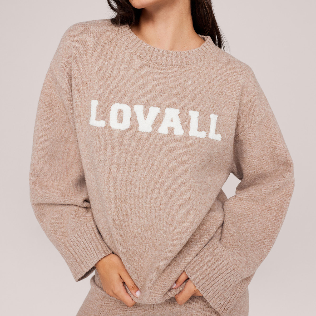 Pull surdimensionné en maille universitaire – Biscuit