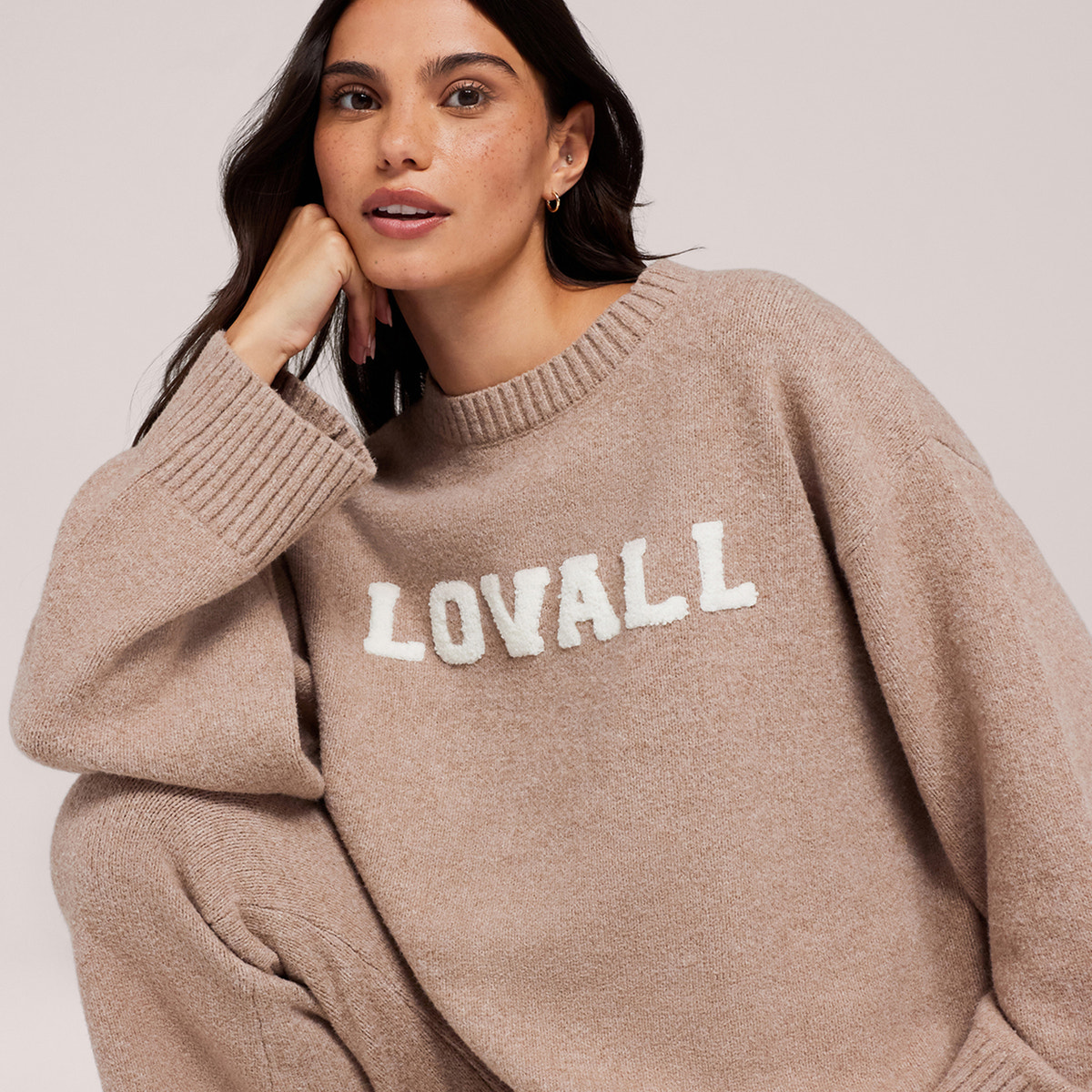 Pull surdimensionné en maille universitaire – Biscuit