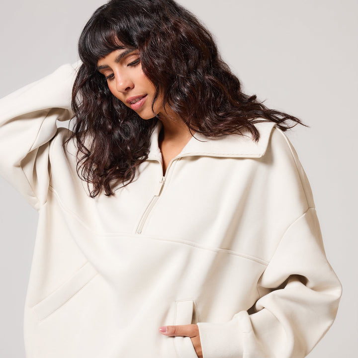 Sweat-shirt surdimensionné en coton biologique avec fermeture éclair 1/4 – Écru